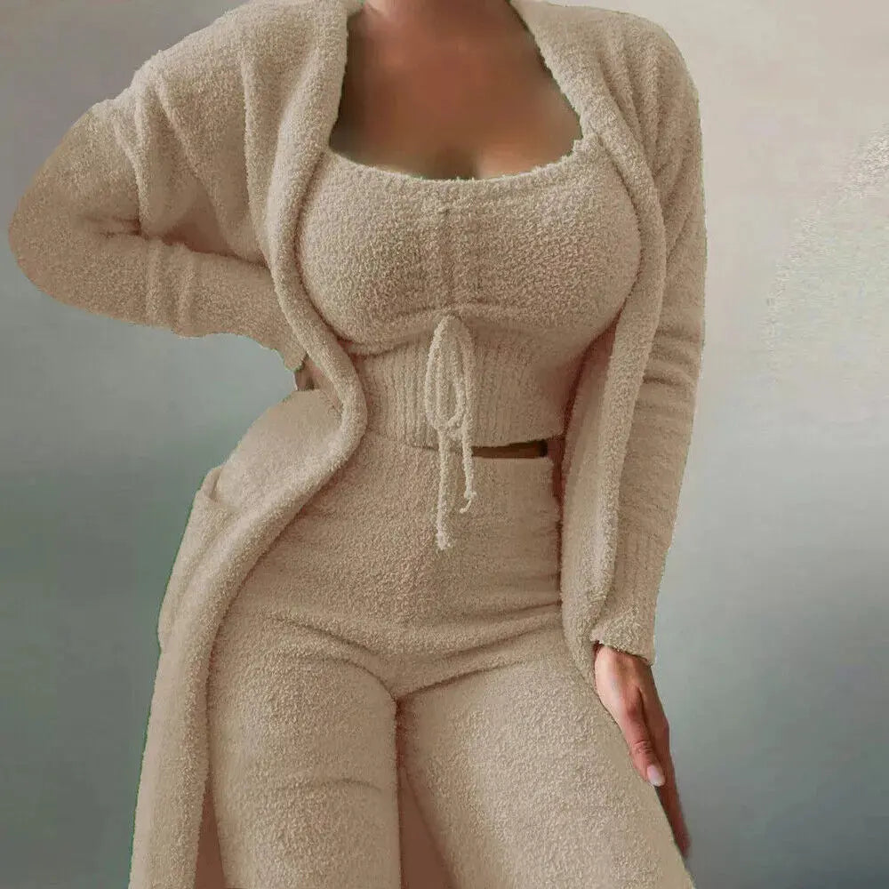Abbigliamento donna beige in maglia: cardigan lungo, top corto con laccio, pantaloni a vita alta. Moda autunnale, stile casual chic.
