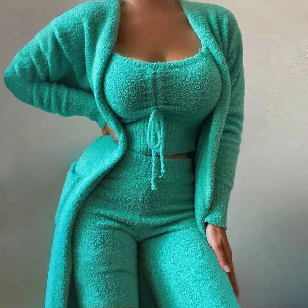 Set coordinato donna in maglia verde acqua, composto da cardigan lungo, top corto e pantaloni a vita alta. Moda femminile, abbigliamento casual elegante.