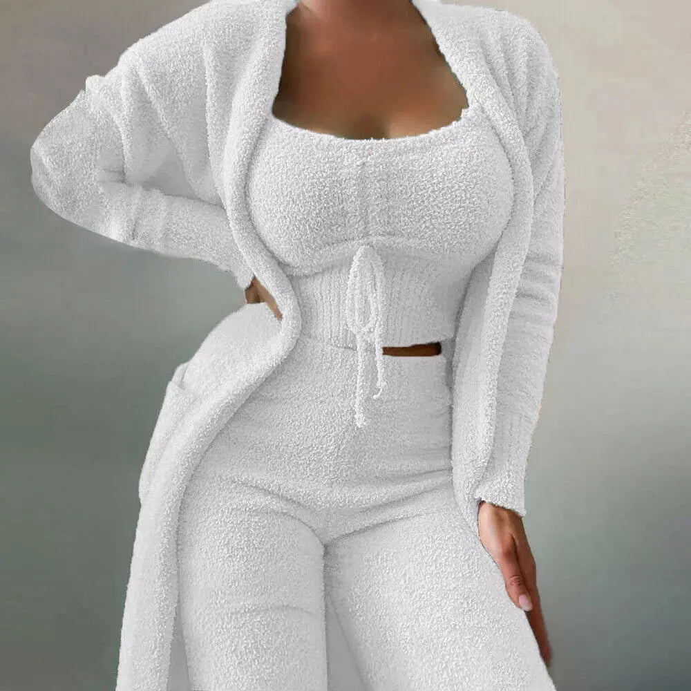 Set coordinato donna in maglia bianca, composto da cardigan lungo, top corto e pantaloni a vita alta. Abbigliamento moda femminile elegante e confortevole.