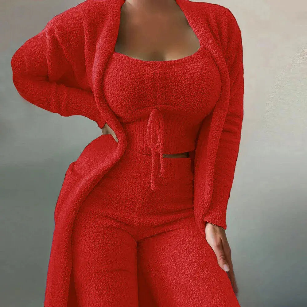 Abbigliamento donna rosso: set coordinato in maglia, composto da cardigan, top e pantaloni. Moda femminile elegante e confortevole.