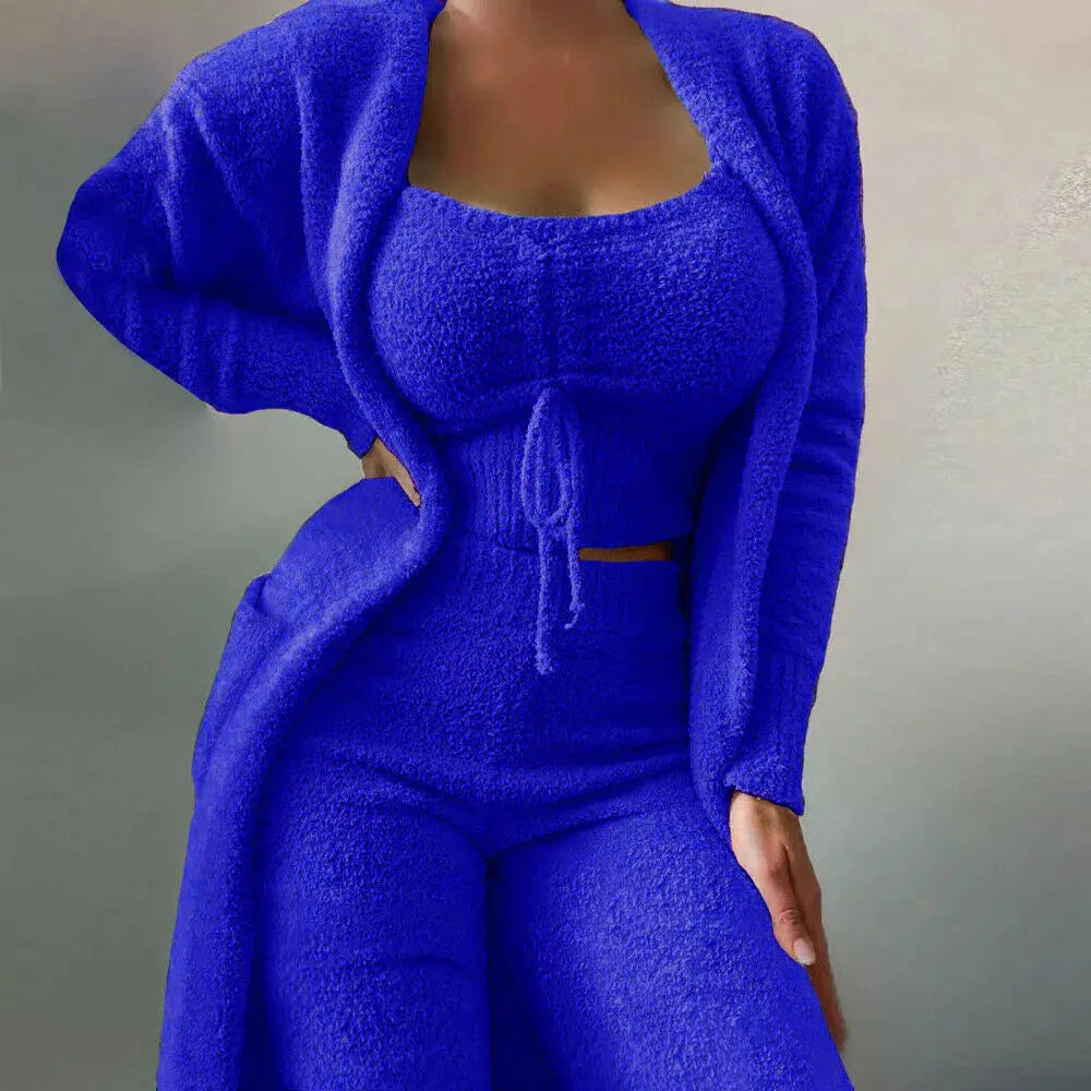 Donna in abbigliamento lounge blu, set coordinato in maglia morbida con cardigan, top e pantaloni. Moda comoda e casual per casa.