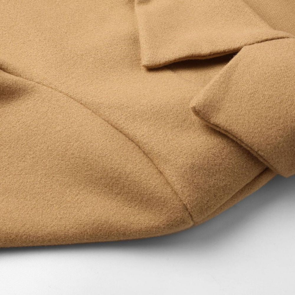 Cappotto in lana beige, tessuto morbido e caldo, dettaglio manica e cuciture, moda autunno inverno, abbigliamento elegante e casual.