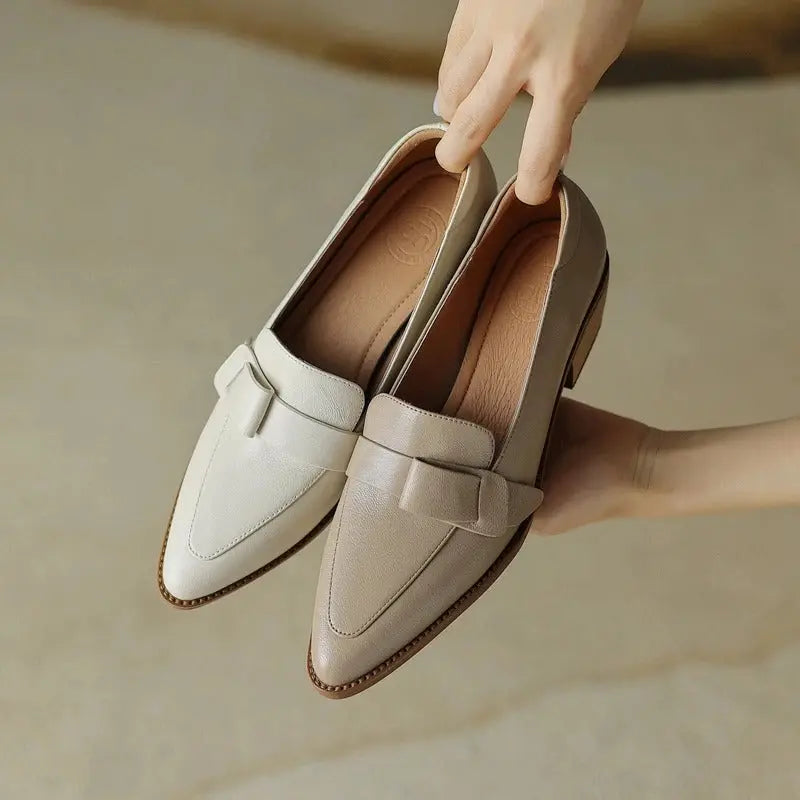 Scarpe mocassino donna in pelle beige e bianca, design elegante, punta affusolata, suola antiscivolo. Calzature moda femminile, stile casual chic.