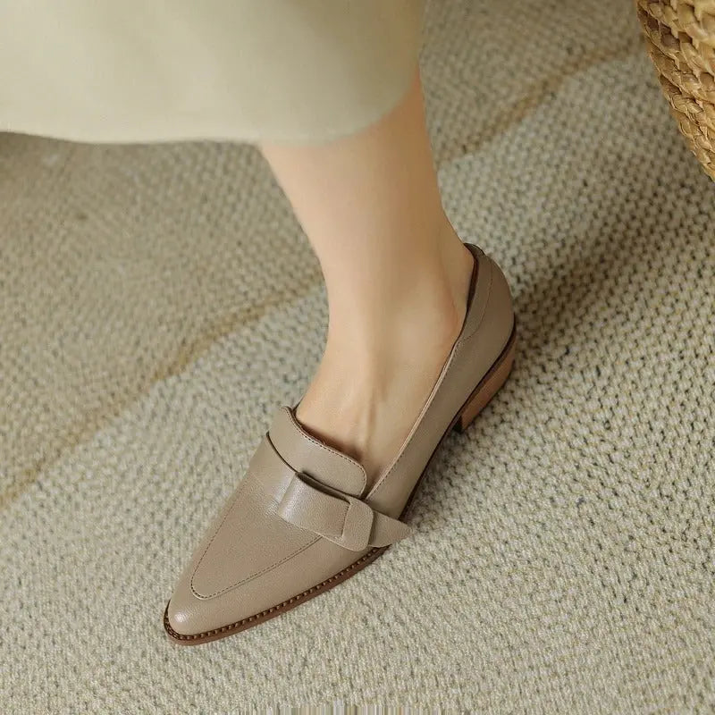 Scarpa mocassino donna beige in pelle, design elegante con fiocco, suola in legno, perfetta per look casual e formali. Moda calzature femminili.