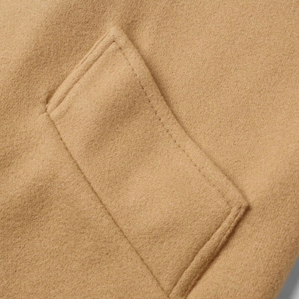 Tasca in lana beige su cappotto elegante, tessuto morbido e di alta qualità, moda autunno inverno, abbigliamento donna, dettaglio sartoriale.