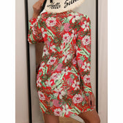 Vestito estivo donna floreale rosso, maniche lunghe, motivo tropicale con ananas e fiori, cappello di paglia con scritta "Hello Summer".