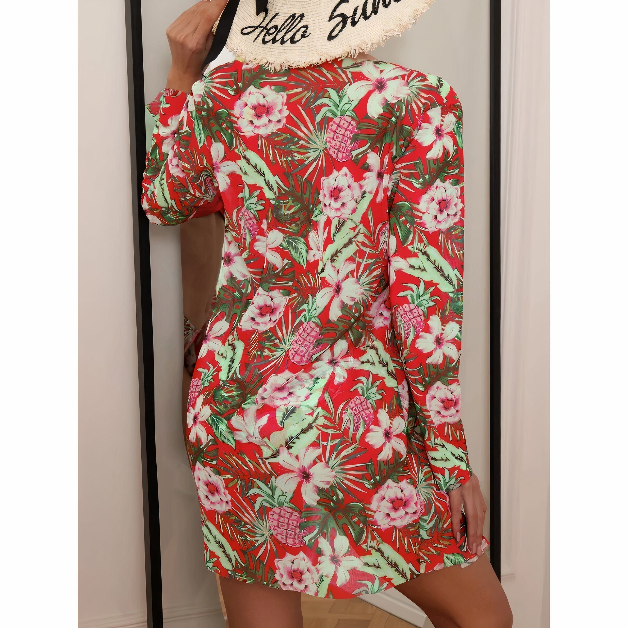 Vestito estivo donna floreale rosso, maniche lunghe, motivo tropicale con ananas e fiori, cappello di paglia con scritta "Hello Summer".
