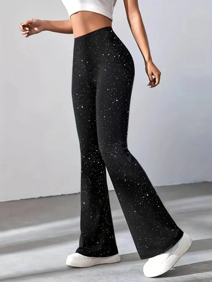 Pantaloni a zampa neri con stampa a stelle, indossati da una modella. Abbigliamento casual elegante, perfetto per moda donna e tendenze 2023.