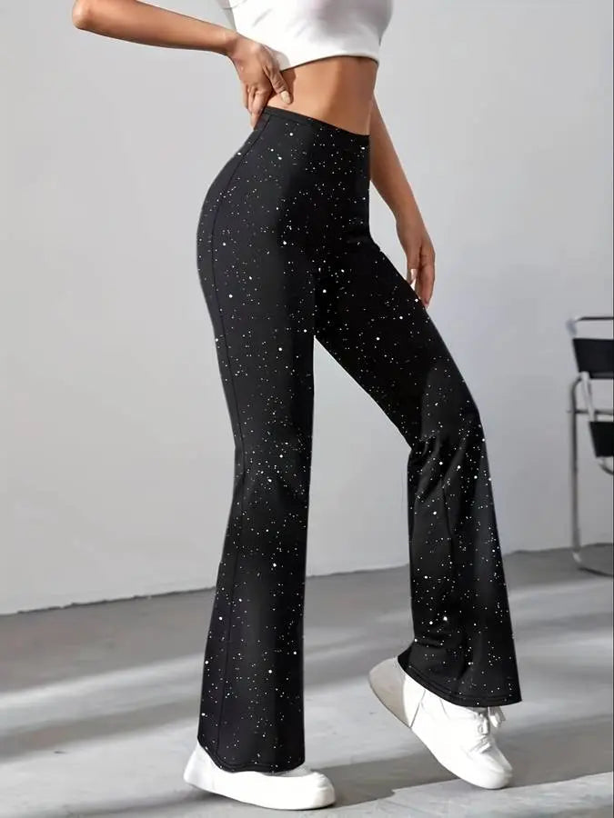 Pantaloni a zampa neri con stampa a pois bianchi, indossati da una modella in top bianco, moda casual donna, abbigliamento trendy.