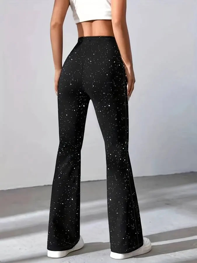 Pantaloni a zampa neri con stampa a stelle, indossati da una donna. Moda casual, abbigliamento femminile, stile moderno, comfort quotidiano.