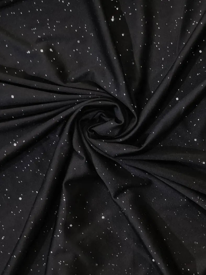 Tessuto nero con motivo a stelle bianche, ideale per abbigliamento e decorazioni. Materiale morbido e resistente, perfetto per progetti creativi.