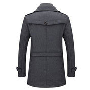 Cappotto uomo invernale grigio scuro, stile elegante, con colletto alto e chiusura a bottoni, ideale per look formali e casual.