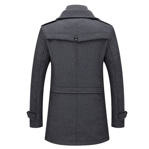 Cappotto uomo invernale grigio scuro, stile elegante, con colletto alto e chiusura a bottoni, ideale per look formali e casual.