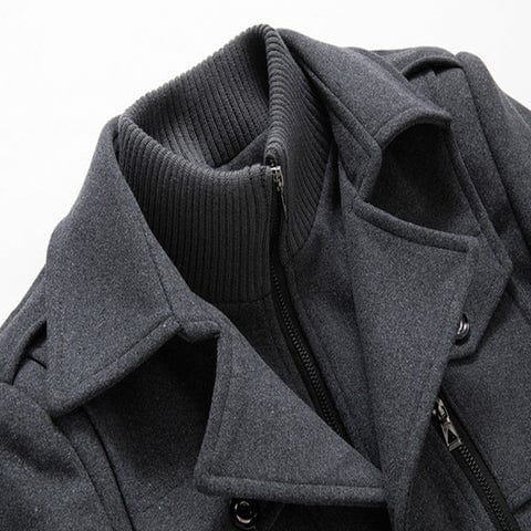 Giacca invernale uomo grigia con collo alto a coste, doppia chiusura con zip e bottoni. Elegante e calda, ideale per look casual e formali.