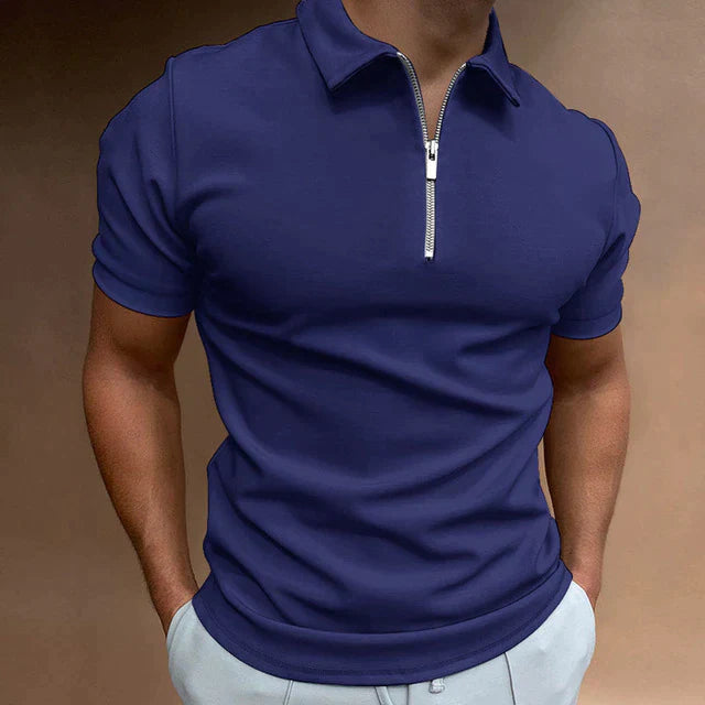 Maglietta polo blu da uomo con cerniera, maniche corte, vestibilità aderente. Abbigliamento casual elegante, moda maschile estiva.