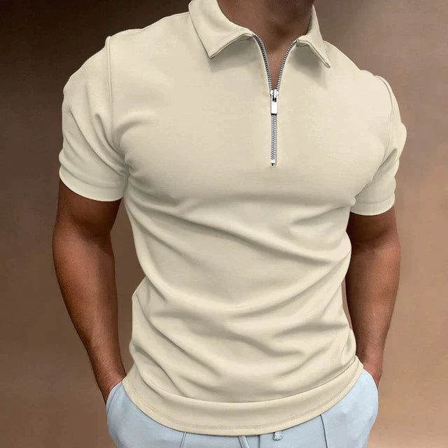 Maglietta beige da uomo con zip, maniche corte, colletto polo. Design casual ed elegante, ideale per moda estiva e abbigliamento quotidiano.