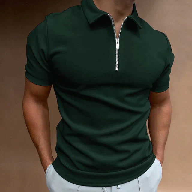 Maglietta polo verde scuro da uomo con zip, maniche corte, vestibilità aderente. Ideale per moda casual e look estivo elegante.