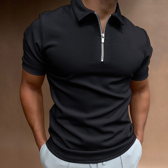 Maglietta nera da uomo con zip frontale, maniche corte, vestibilità aderente. Ideale per moda casual e abbigliamento estivo.