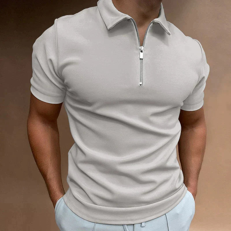 Maglietta polo uomo grigia con zip, maniche corte, vestibilità aderente. Moda casual estiva, abbigliamento maschile elegante e moderno.