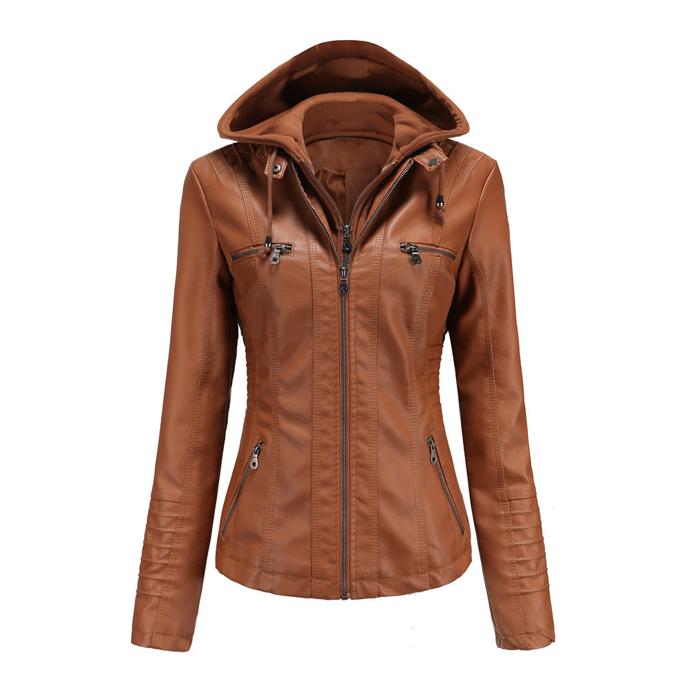 Giacca in pelle marrone da donna con cappuccio, zip frontale e tasche multiple. Design elegante e moderno, ideale per l'autunno e l'inverno.