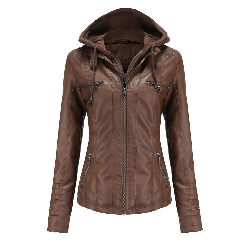 Giacca in pelle marrone da donna con cappuccio, zip frontale, tasche multiple. Moda autunnale, stile casual, abbigliamento esterno elegante.