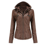 Giacca in pelle marrone da donna con cappuccio, zip frontale, tasche multiple. Moda autunnale, stile casual, abbigliamento esterno elegante.