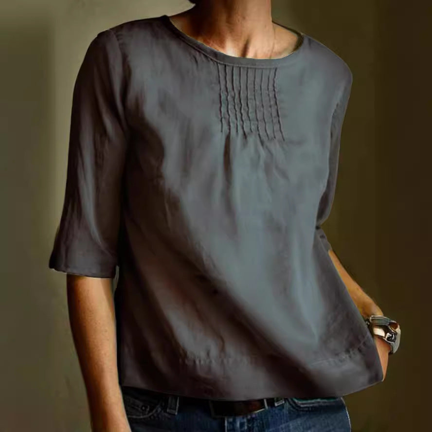 Blusa donna grigia a maniche tre quarti, scollo rotondo, dettagli pieghettati sul petto, stile casual elegante, perfetta per moda autunnale.
