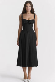Abito nero elegante donna, lunghezza midi, spalline sottili, scollo a cuore, perfetto per serate e occasioni speciali. Moda femminile chic.