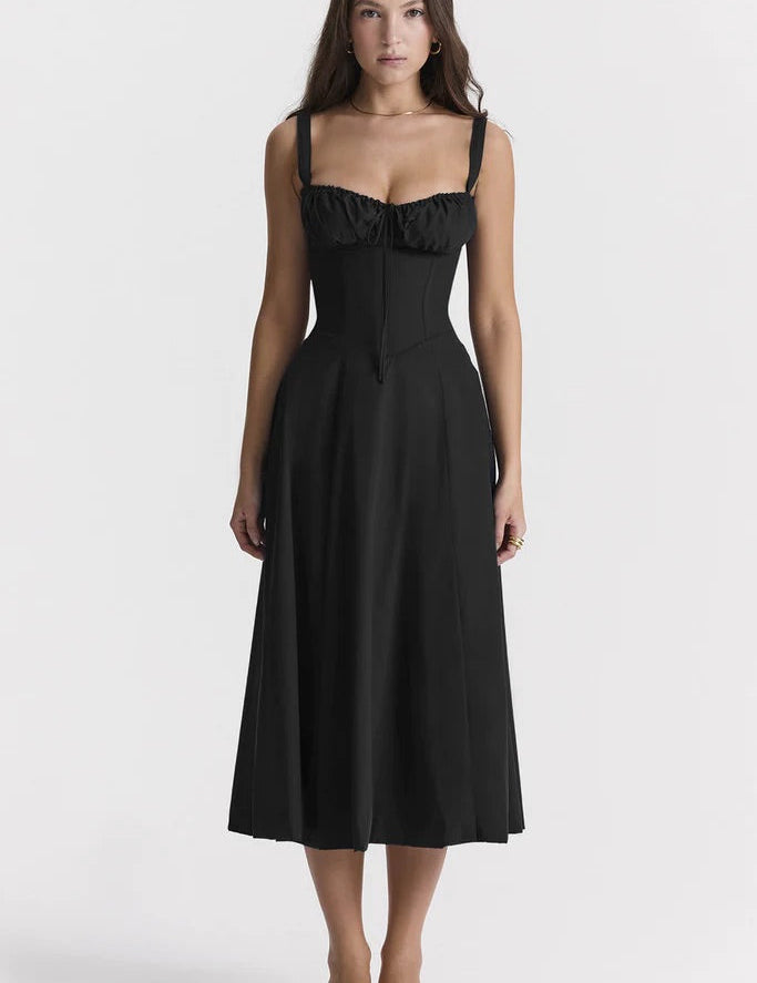 Abito nero elegante donna, lunghezza midi, spalline sottili, scollo a cuore, perfetto per serate e occasioni speciali. Moda femminile chic.
