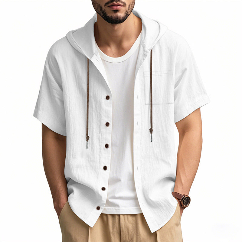 Camicia uomo bianca con cappuccio, maniche corte, bottoni marroni, tasca frontale, stile casual estivo. Perfetta per look moderni e versatili.