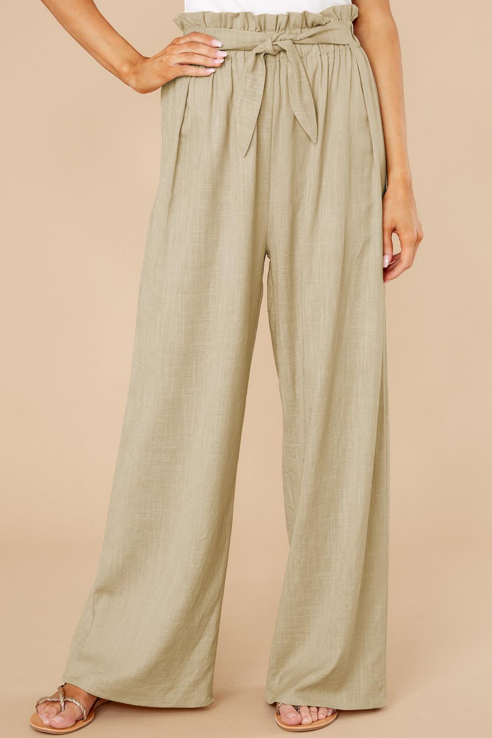Pantaloni a vita alta beige da donna, ampi e con cintura, stile casual elegante, tessuto leggero, perfetti per moda estiva e look quotidiano.