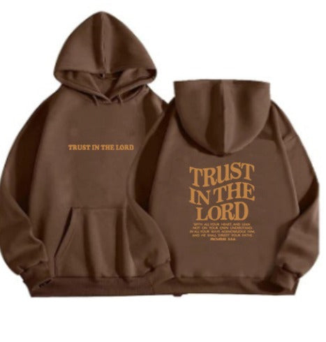 Felpa marrone con cappuccio, scritta "Trust in the Lord" in giallo sul davanti e sul retro. Abbigliamento casual, moda streetwear, cotone.