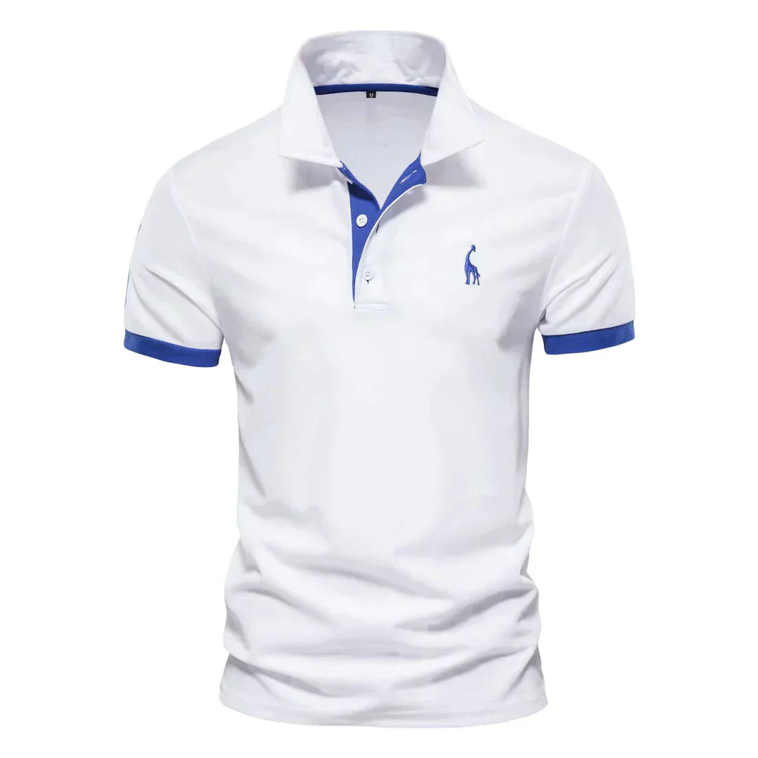 Polo bianca da uomo con colletto e bordi blu, logo ricamato sul petto. Elegante e casual, ideale per moda estiva e abbigliamento quotidiano.