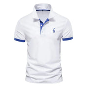 Polo bianca da uomo con colletto e bordi blu, logo ricamato sul petto. Elegante e casual, ideale per moda estiva e abbigliamento quotidiano.
