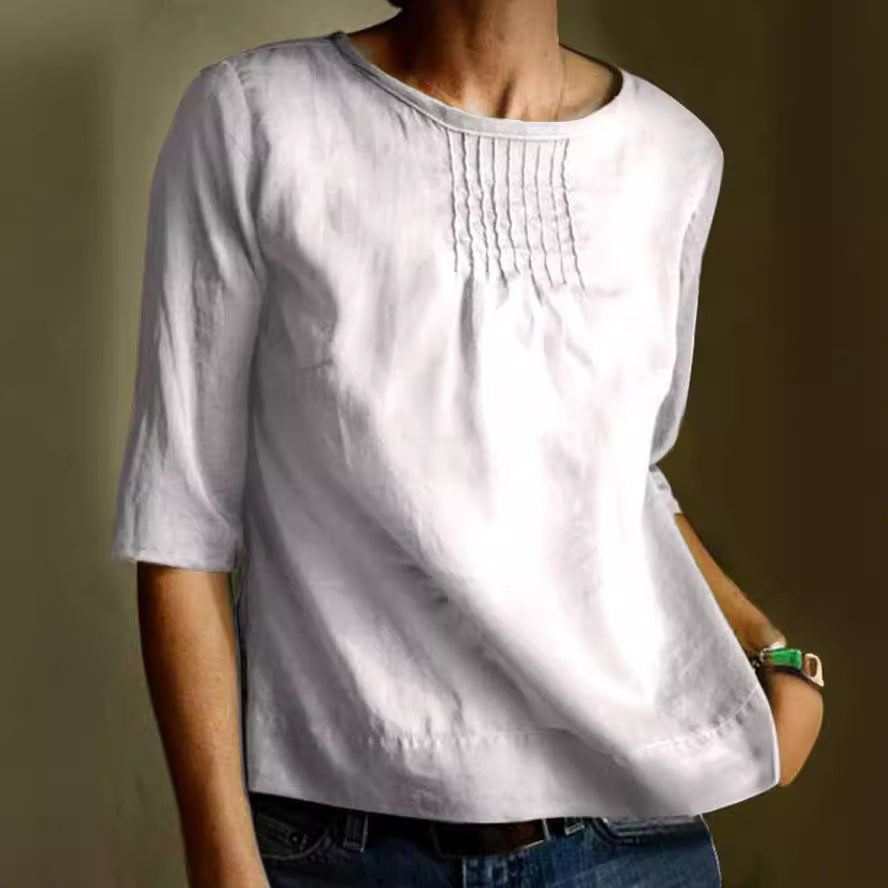 Blusa bianca da donna in lino, maniche a tre quarti, scollo rotondo, dettagli plissettati, stile casual elegante, perfetta per primavera estate.