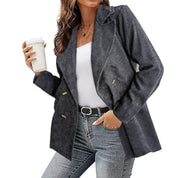 Donna con blazer grigio a righe, top bianco e jeans, tiene una bevanda. Moda casual elegante, abbigliamento autunnale, stile urbano.