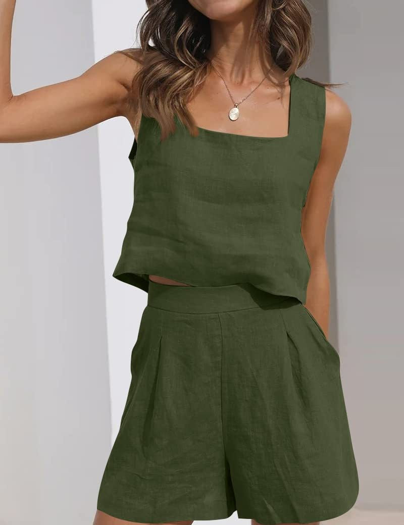 Donna sorridente indossa un completo estivo verde oliva in lino, composto da top senza maniche e pantaloncini a vita alta. Moda casual estiva.