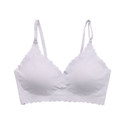 Reggiseno bianco senza cuciture con spalline regolabili, design a bordo ondulato, comfort quotidiano, intimo donna elegante e moderno.