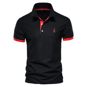 Polo nera da uomo con colletto e bordi rossi, logo ricamato, maniche corte. Elegante e casual, perfetta per ogni occasione.