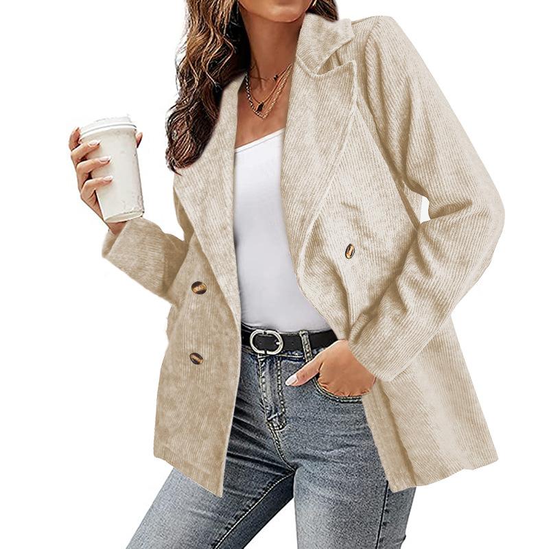 Giacca donna beige a doppio petto, tessuto a coste, abbinata a jeans e top bianco. Moda casual autunnale, stile elegante e moderno.