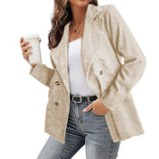Giacca donna beige a doppio petto, tessuto a coste, abbinata a jeans e top bianco. Moda casual autunnale, stile elegante e moderno.