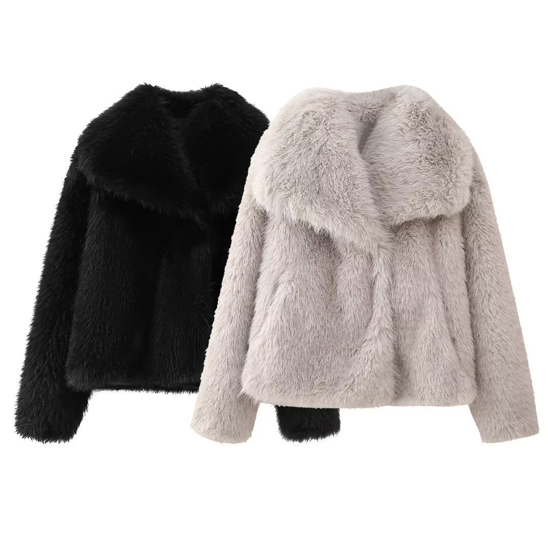 Due giacche in eco-pelliccia, una nera e una grigia, con colletto ampio. Moda invernale donna, abbigliamento caldo e elegante.