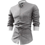 Camicia uomo grigia a maniche lunghe, design elegante, bottoni bianchi, colletto classico, ideale per abbigliamento casual e formale.
