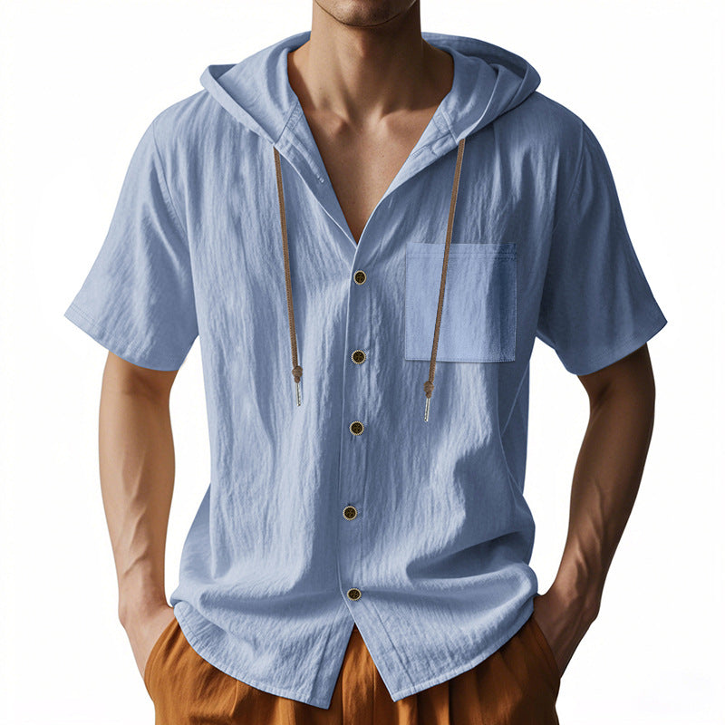 Camicia uomo azzurra con cappuccio, maniche corte, bottoni frontali, tasca sul petto. Stile casual estivo, tessuto leggero e traspirante.
