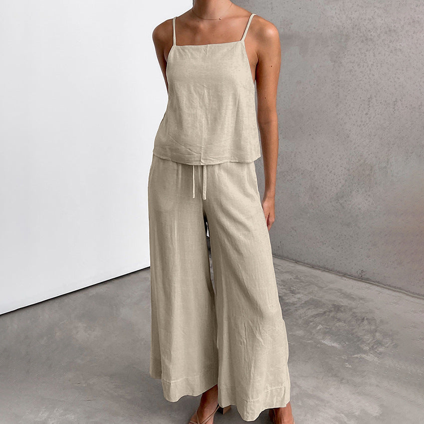 Completo donna in lino beige, top senza maniche e pantaloni larghi, moda estiva minimalista, abbigliamento casual elegante.