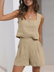 Donna che indossa un completo estivo beige in lino, composto da top senza maniche e pantaloncini a vita alta. Moda casual, abbigliamento leggero.