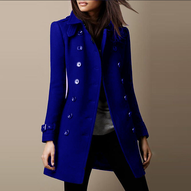 Cappotto donna blu elegante, doppio petto, bottoni decorativi, moda autunno inverno, abbigliamento femminile chic, stile moderno.