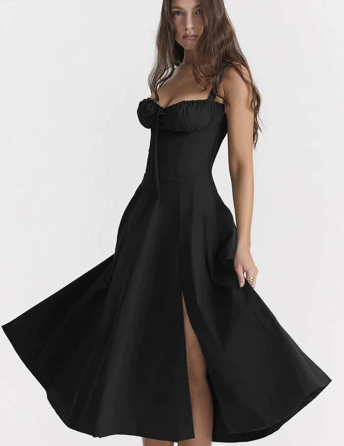 Abito nero elegante con spacco, scollatura arricciata e spalline sottili, indossato da modella. Perfetto per eventi serali e cerimonie.