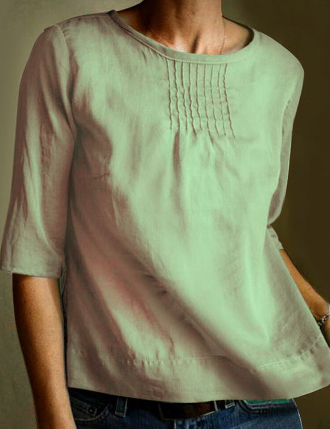 Maglietta donna in cotone verde chiaro, maniche a tre quarti, scollo rotondo, dettagli pieghettati sul petto. Moda casual estiva.
