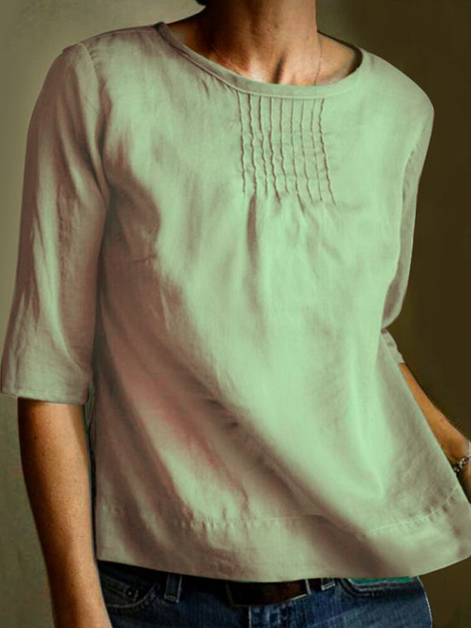 Maglietta donna in cotone verde chiaro, maniche a tre quarti, scollo rotondo, dettagli pieghettati sul petto. Moda casual estiva.